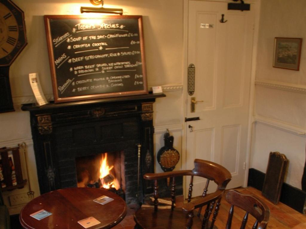 فندق The Red Lion هينكستون المظهر الخارجي الصورة